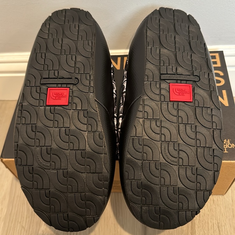 NWT Supreme x North Face Studded Traction Mule Men’s Size 8 - Picture 4 of 5